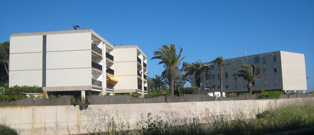 Imagen de los apartamentos PINE BEACH de Gav&agrave; Mar desde la Riera dels Canyars (17 de Mayo de 2009)